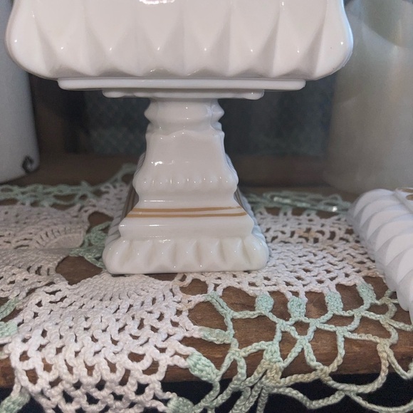 Vintage Westmoreland Milk Glass Pedestal Lidded Dish with Gold Leaf. VGUC - Picture 3 of 4